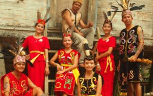 Pakaian-Adat-Dayak