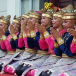 3,4,5 dan 6 : Tari Saman : Gadis Aceh menggelar tarian saman pada peresmian Gedung Pusat Informasi Manggrove bantuan Korea Selatan di Banda Aceh, Selasa (15/4). (imran joni)