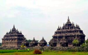 Candi_kembar_Plaosan_oleh_Tiwuk_Suwantini